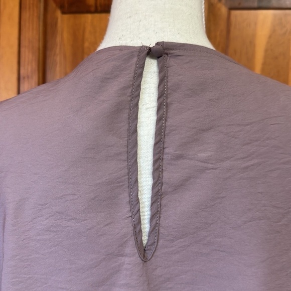 A New Day Light Mauve Plum Rayon/Nylon Crinkle Flutter Sleeve Keyhole Back Top L - Picture 3 of 11